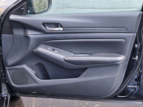 Used 2025 Nissan Altima 2.5 SV FWD image 6