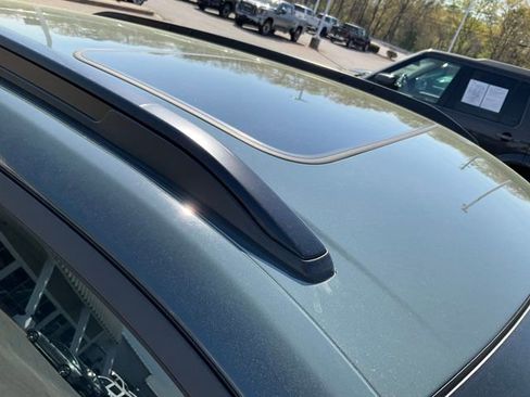 Used 2025 Chevrolet Trax LT w/ Sunroof Package image 9