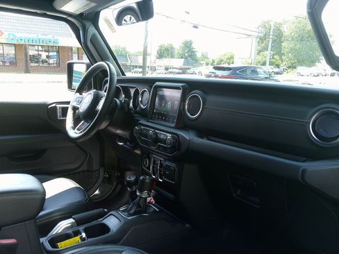 Used 2022 Jeep Wrangler Sahara image 20