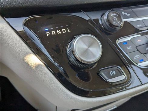 Used 2018 Chrysler Pacifica L FWD image 12