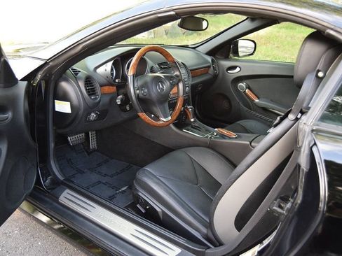Used 2011 Mercedes-Benz SLK 300 image 32