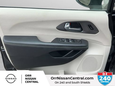 Used 2023 Chrysler Pacifica Touring-L FWD image 17