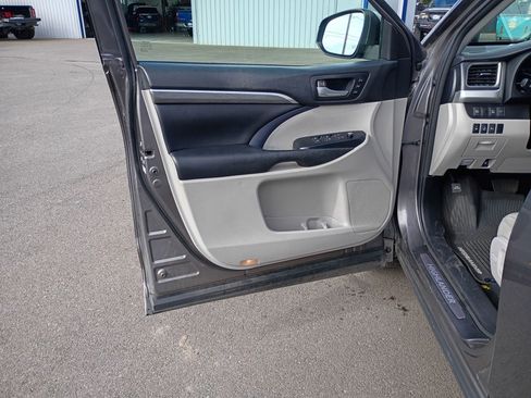 Used 2018 Toyota Highlander Limited Platinum image 18