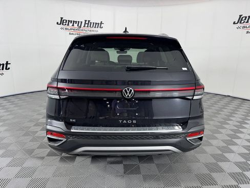 Used 2025 Volkswagen Taos SE w/ Panoramic Sunroof Package FWD image 8