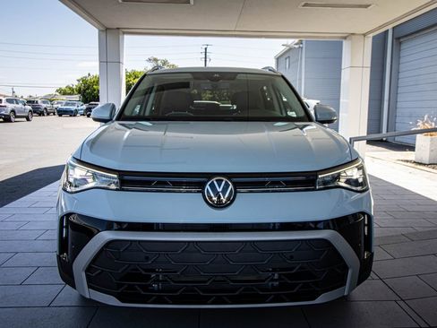 Certified 2025 Volkswagen Taos SE w/ Panoramic Sunroof Package FWD image 8