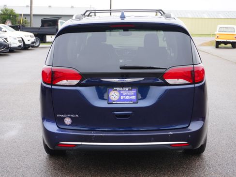Used 2019 Chrysler Pacifica Touring-L image 4