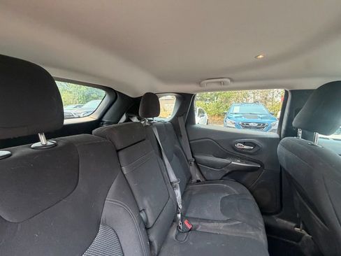 Used 2019 Jeep Cherokee Latitude w/ Popular Appearance Group AWD/4WD image 15