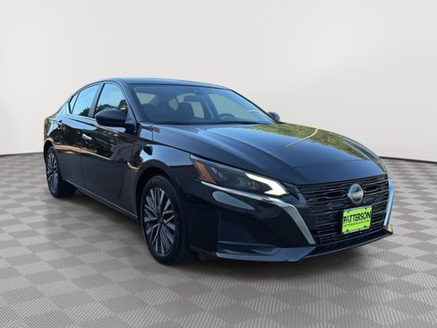 Used 2025 Nissan Altima 2.5 SV FWD image 1
