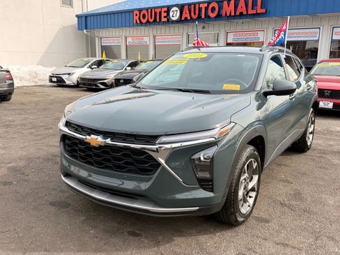 Used 2025 Chevrolet Trax LT image 4