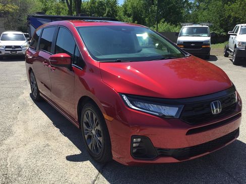 Used 2025 Honda Odyssey Touring image 3