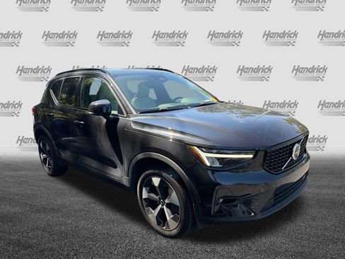 Used 2025 Volvo XC40 B5 Plus AWD/4WD image 2