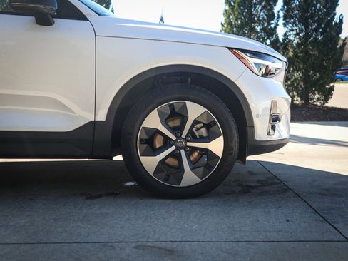 Used 2025 Volvo XC40 B5 Plus image 13