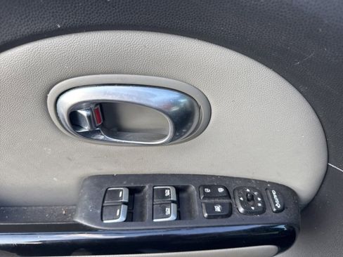 Used 2017 Kia Soul + w/ Primo Package FWD image 17
