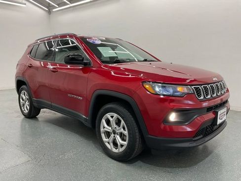 Used 2025 Jeep Compass Latitude AWD/4WD image 7