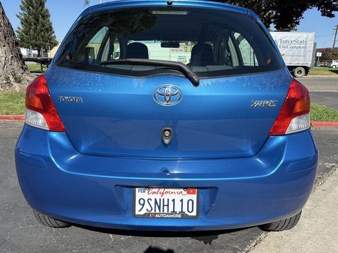 Used 2010 Toyota Yaris 4-Door Hatchback FWD image 9