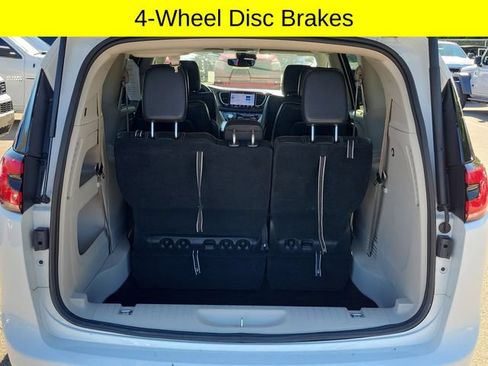Certified 2024 Chrysler Pacifica Touring-L FWD image 29