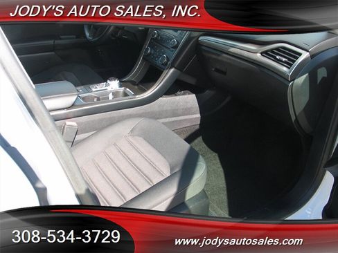 Used 2018 Ford Fusion SE FWD image 22
