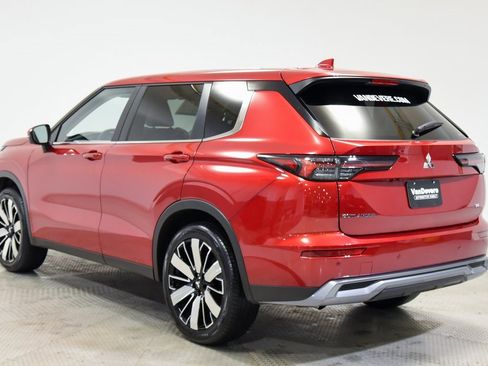 Used 2025 Mitsubishi Outlander SE image 9