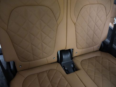 Used 2026 BMW X7 xDrive40i w/ M Sport Package AWD/4WD image 40