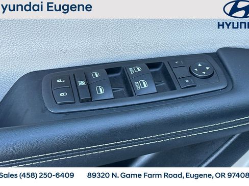 Used 2024 Chrysler Pacifica Touring-L image 13