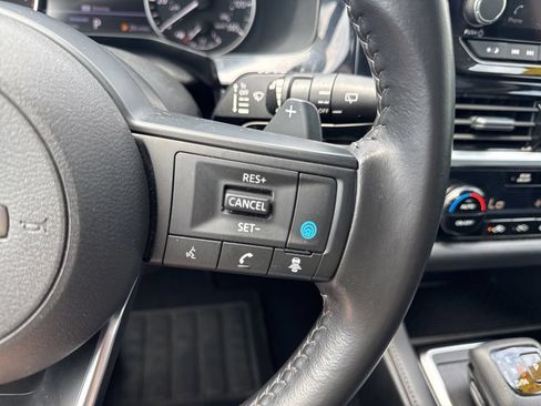 Used 2025 Nissan Pathfinder SV FWD image 21