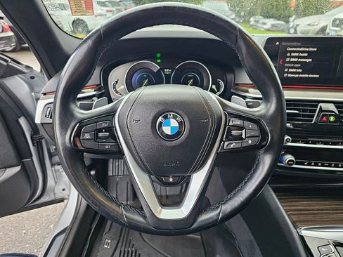 Used 2019 BMW 530e xDrive w/ Premium Package image 11