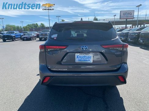 Used 2021 Toyota Highlander LE AWD/4WD image 6