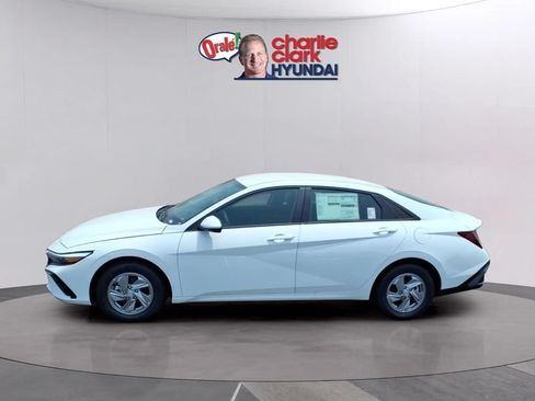 New 2026 Hyundai Elantra SE FWD image 2