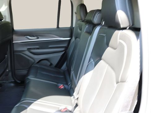 Used 2024 Jeep Grand Cherokee Limited RWD image 16