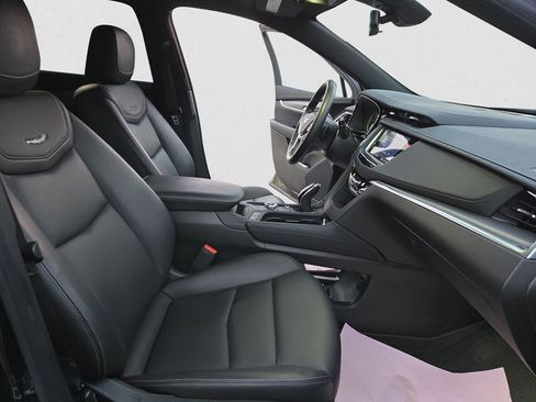 Certified 2024 Cadillac XT5 Luxury image 17