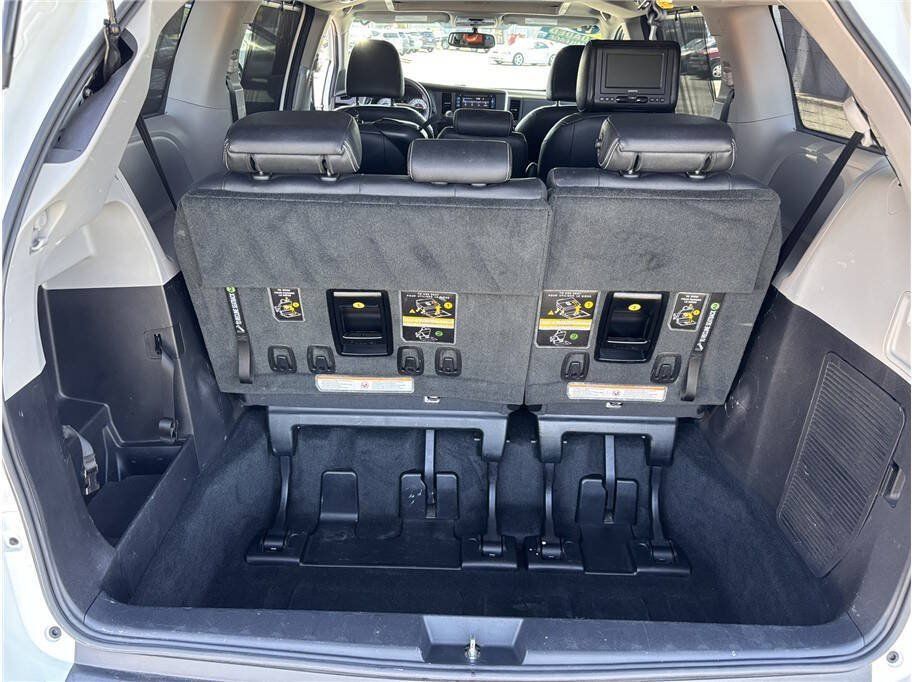 Used 2017 Toyota Sienna SE w/ SE Preferred Package FWD image 16