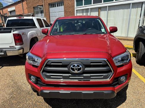 Used 2017 Toyota Tacoma SR5 w/ Tow Package image 2