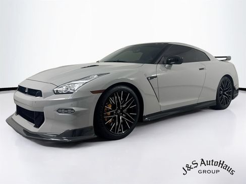 Used 2024 Nissan GT-R Premium w/ Premium Interior Package AWD/4WD image 3