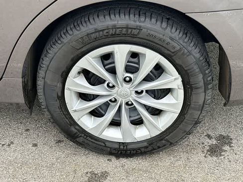 Used 2017 Toyota Camry LE FWD image 5