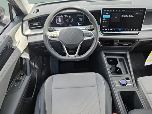 Certified 2025 Volkswagen Tiguan SE AWD/4WD image 11