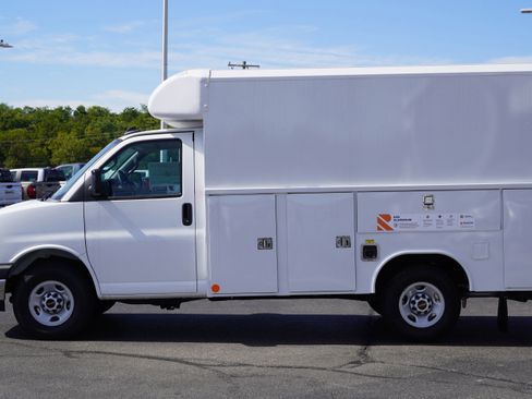 New 2025 GMC Savana 3500 w/ Power Convenience Package RWD image 4