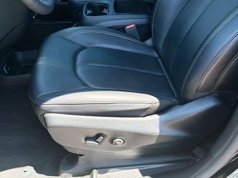 Used 2025 Chrysler Pacifica Select FWD image 18