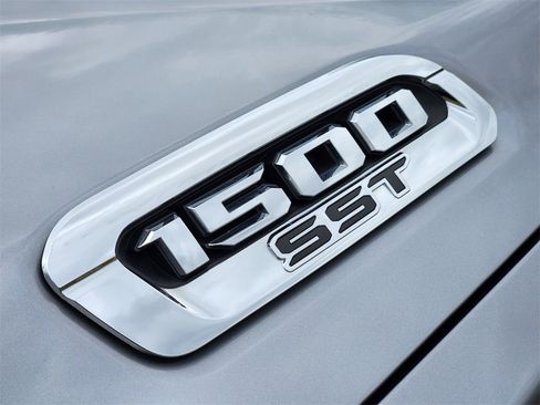 Used 2025 RAM 1500 Laramie image 12