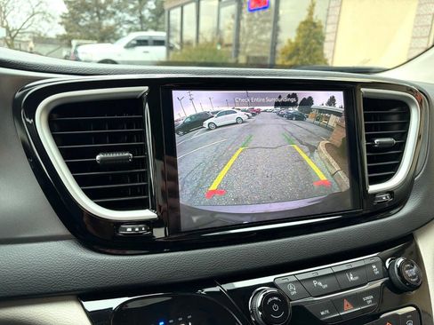 Used 2023 Chrysler Pacifica Touring-L image 25