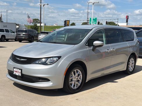 Used 2023 Chrysler Voyager LX FWD image 4