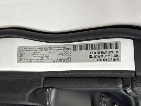 Used 2023 Jeep Grand Cherokee Laredo RWD image 31