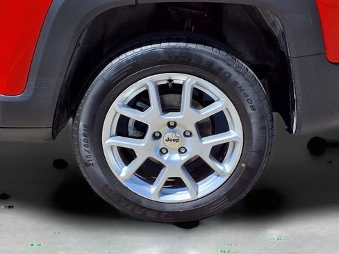 Used 2023 Jeep Renegade Latitude AWD/4WD image 3