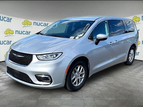 Used 2023 Chrysler Pacifica Touring-L FWD image 2