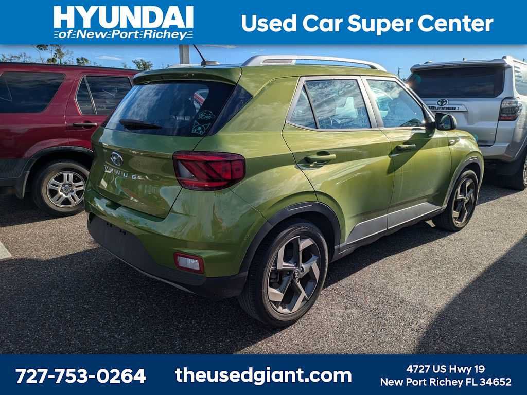 Used 2024 Hyundai Venue SEL FWD image 2