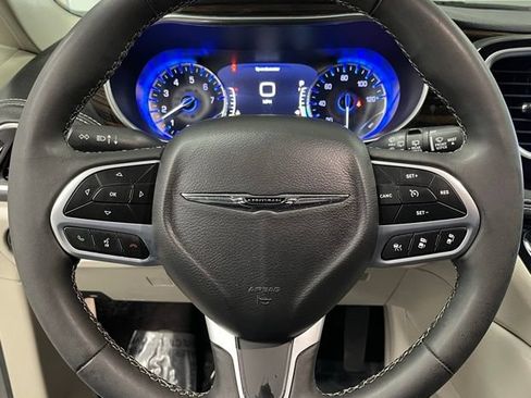 Used 2023 Chrysler Pacifica Limited FWD image 23