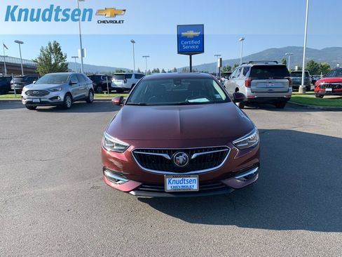 Used 2018 Buick Regal Essence w/ Driver Confidence Package #1 FWD image 2