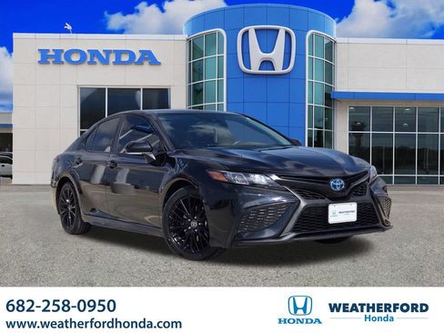 Used 2022 Toyota Camry SE image 1