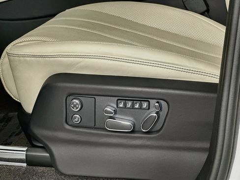 Used 2025 Bentley Bentayga AWD/4WD image 20