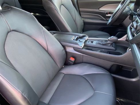 Certified 2025 Toyota Grand Highlander XLE image 13