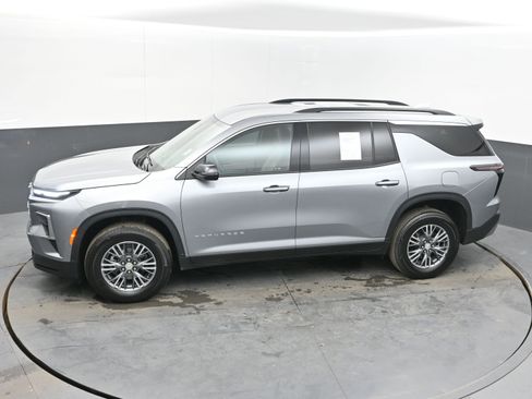 Used 2025 Chevrolet Traverse LT image 34